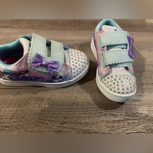 Size 8 girls toddler shoes ( Skechers light ups )